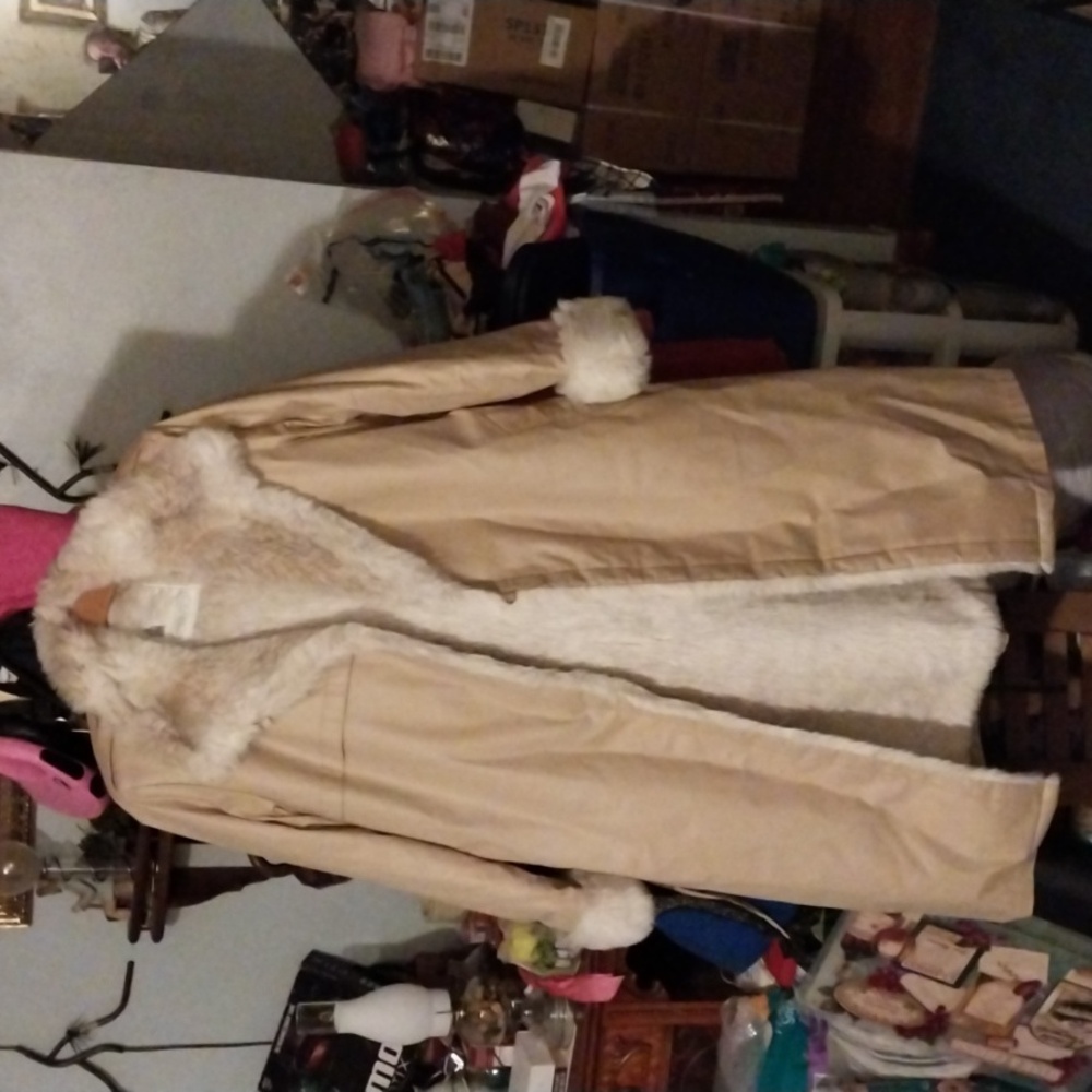 Coat London fog size 10 brand new it's a Carmel color.